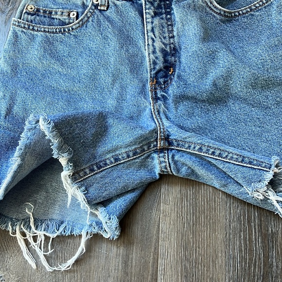 LondonJean | Vintage Denim Distressed Shorts Women’s Size 10 | Medium Wash - Picture 6 of 11